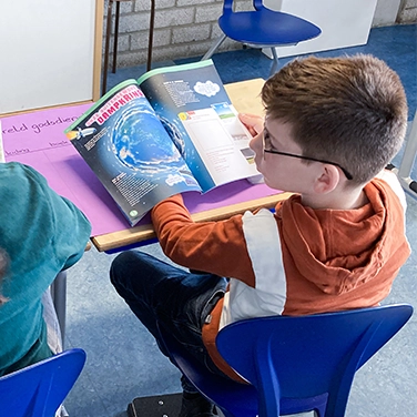 Hoe verbind je wereldoriëntatie en lezen op een goede manier?